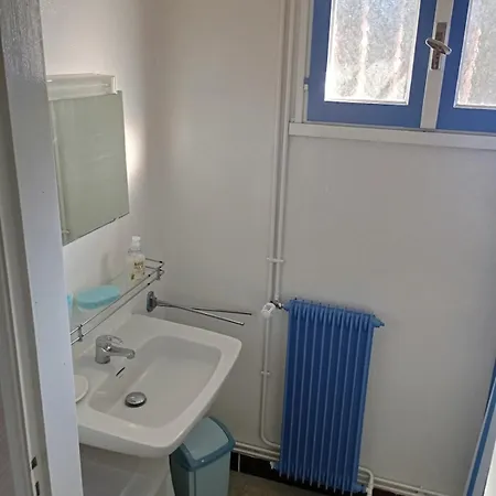 A Deux Pas Du *